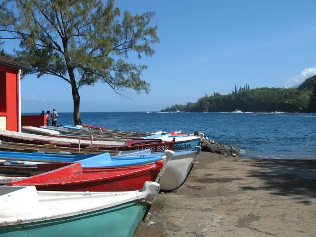 Petit port de pêche et barques à l’Anse des Cascades à Sainte-Rose, La Réunion