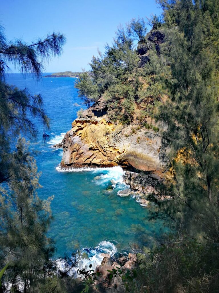 Cap Jaune à Vincendo, falaise volcanique jaune au bord de l’océan à La Réunion